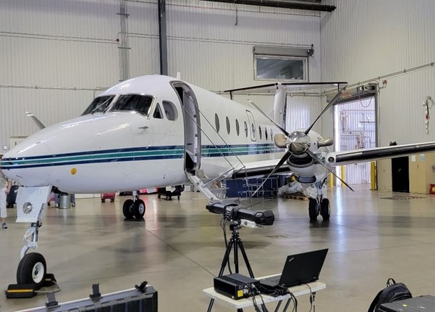 Beechcraft 1900D 曾在冰雹风暴中飞行，飞机前缘有凹痕。飞机上的冰雹损坏很多，它几乎覆盖了飞机的所有表面。