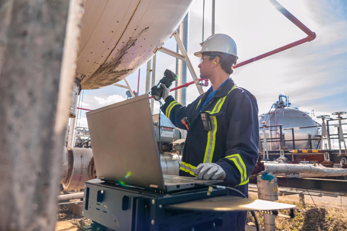 无损检测技术人员正在扫描另一个具有复杂几何形状的压力设备。他依赖于 Creaform 形创的高精度三维扫描仪来完成他的检测。