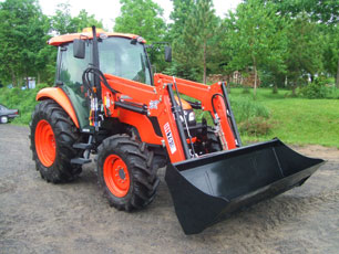 Massey-Fergusson tractor with Équipements Hardy manufactured loader